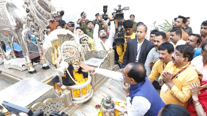 मुख्यमंत्री श्री चौहान महाशिवरात्रि पर बड़वाले महादेव मंदिर पहुँचे